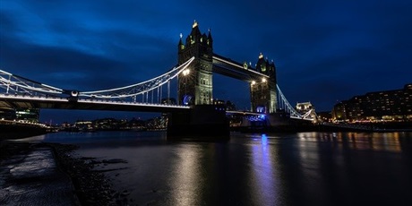Powiększ grafikę: Wieczorny widok na most nad Tamizą