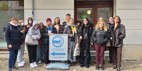 Powiększ grafikę: fot. Monika Ambroziak, uczniowie przed budynkiem szkoły językowej Germanlingua w Berlinie