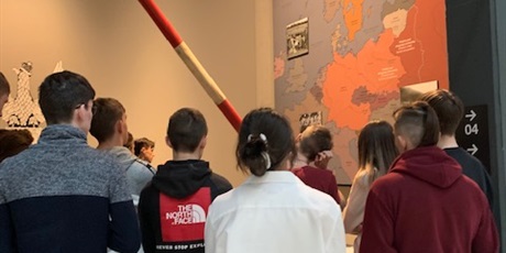 Powiększ grafikę: fot. Magdalena Zajkowska, uczniowie zwiedzający część wystawy Muzeum II Wojny Światowej 