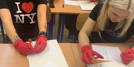 Powiększ grafikę: fot. M. Zajkowska, uczniowie biorący udział w warsztacie: "Po pierwsze... Pomagać - czyli co możemy wytyczać z krwi".