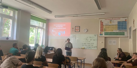 Powiększ grafikę: fot. M. Zajkowska, uczniowie biorący udział w warsztacie: "Po pierwsze... Pomagać - czyli co możemy wytyczać z krwi".