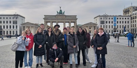 Powiększ grafikę: fot. Monika Ambroziak, uczniowie przed Bramą Brandenburską w Berlinie