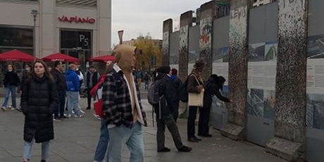 Powiększ grafikę: fot. Monika Ambroziak, uczniowie przed pomnikiem Muru Berlińskiego przy Potsdamer Platz w Berlinie