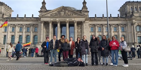 Powiększ grafikę: fot. Monika Ambroziak, uczniowie przed gmachem parlamentu Rzeszy - Reichstag w Berlinie