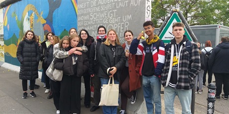Powiększ grafikę: fot. Monika Ambroziak, uczniowie przed pomnikiem East Side Gallery – galeria, pomnik dla wolności stworzony przez artystów z całego świata na fragmencie Muru Berlińskiego