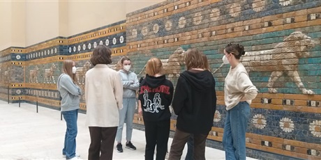 Powiększ grafikę: ot. Monika Ambroziak, uczniowie w Muzeum Pergamońskim w Berlinie