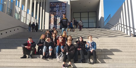 Powiększ grafikę: fot. Monika Ambroziak, uczniowie przed Muzeum Pergamońskim w Berlinie