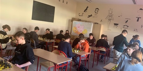 Powiększ grafikę: Fot. Magdalena Zajkowska. Uczniowie uczestniczący w rozgrywkach szachowych.