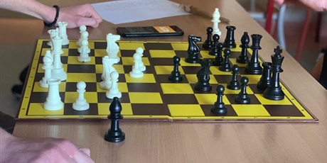 Powiększ grafikę: Fot. Magdalena Zajkowska. Uczniowie uczestniczący w rozgrywkach szachowych.