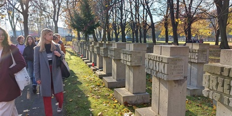 Powiększ grafikę: uczniowie klasy 3D  na cmentarzu Ofiar Holocaustu na gdańskiej Zaspie