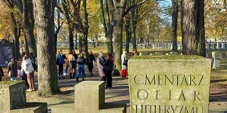 Powiększ grafikę: uczniowie klasy 3D  na cmentarzu Ofiar Holocaustu na gdańskiej Zaspie